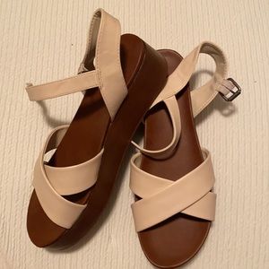 Target / Universal threads platform sandals NWOT